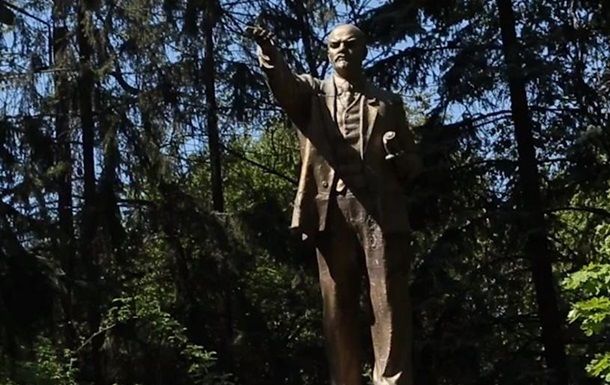 В Киеве снесли последний памятник Ленину.