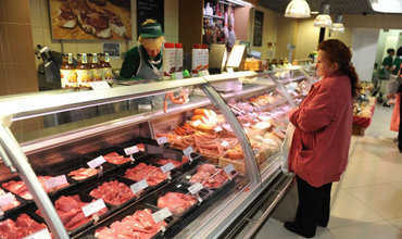 Majorarea preţurilor la medicamente ar putea fi urmată de scumpirea curentului, carburanţilor şi produselor alimentare.