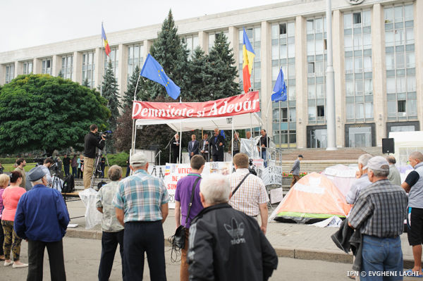 În Piaţa Marii Adunări Naţionale au mai rămas câteva zeci de protestatari.
