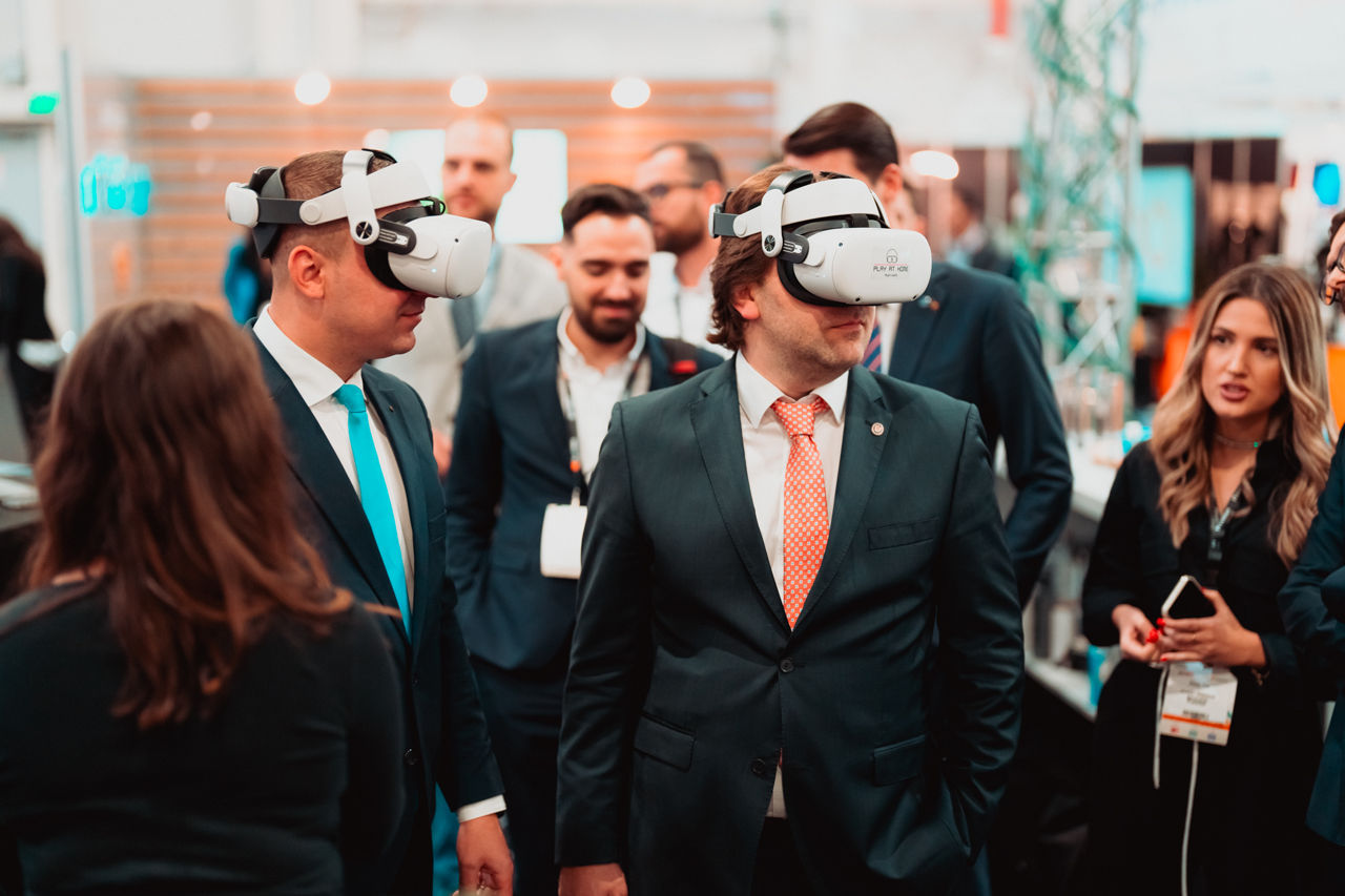 Алайба посетил выставку GoTech World и примерил очки виртуальной реальности.