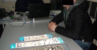 Individul a furat plăcuţele de înmatriculare de la două automobile. Foto: politiacapitalei.md