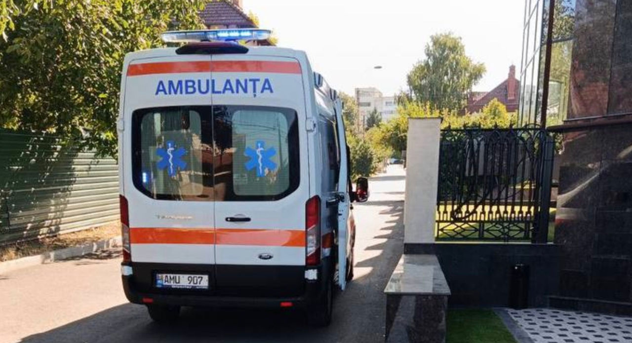Un bărbat și-a pierdut cunoștința pe o stradă în sectorul Buiucani: Carabinierii au intervenit.