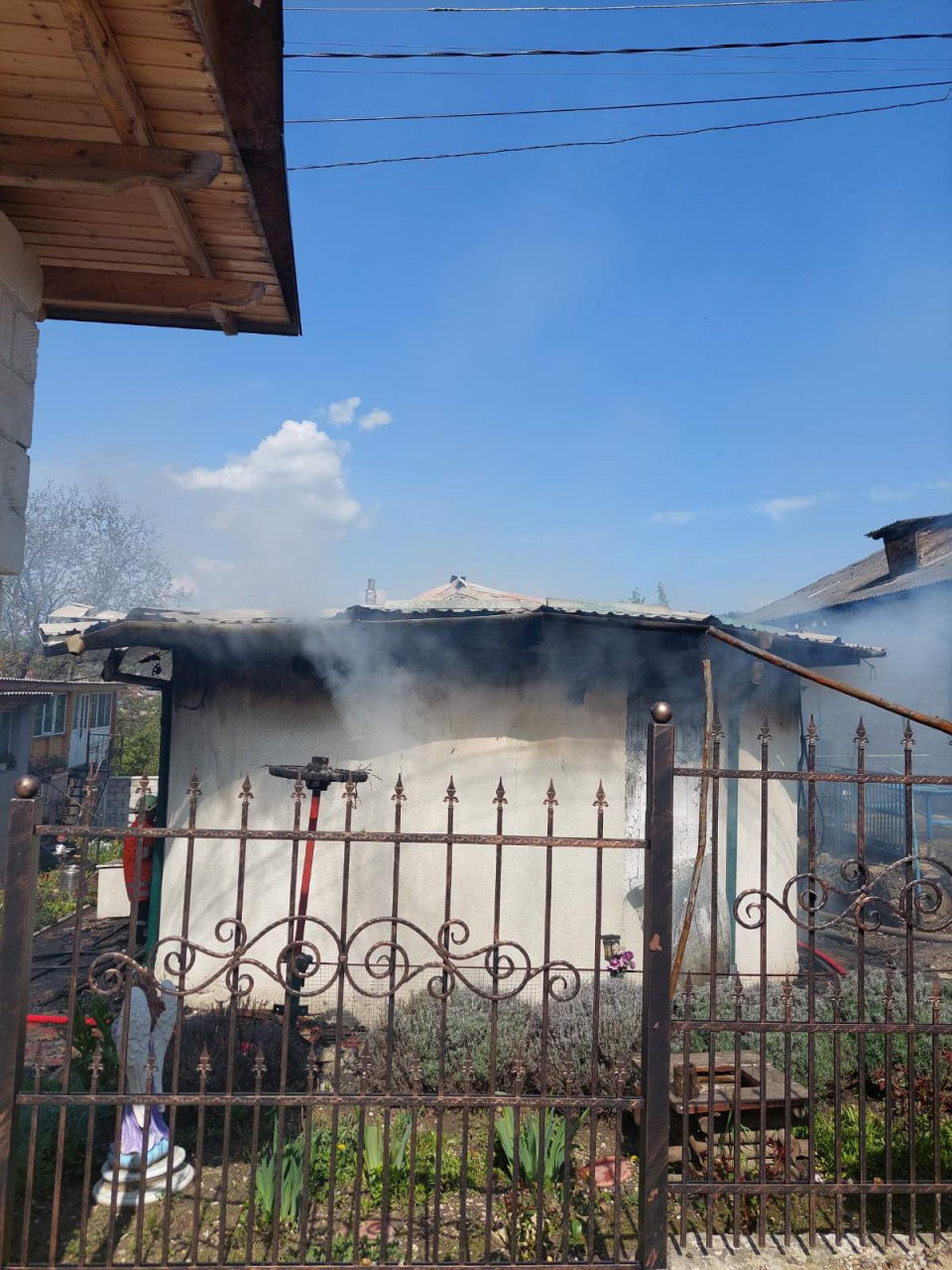 В Каларашском районе огонь разрушил церковь.
