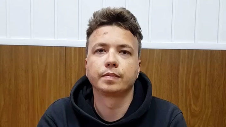 К задержанному в Беларуси оппозиционному журналисту Роману Протасевичу впервые пустили адвоката.