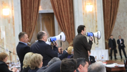 Membrii Partidului Comuniștilor au blocat astăzi din nou tribuna parlamentului, conectînd megafoanele.