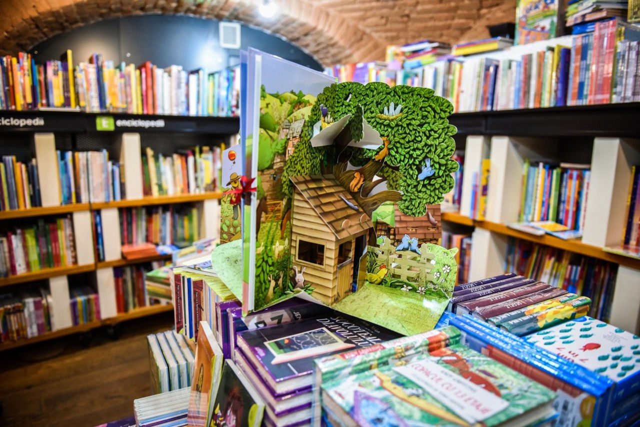 В книжных магазинах больше торгуют детской литературой.