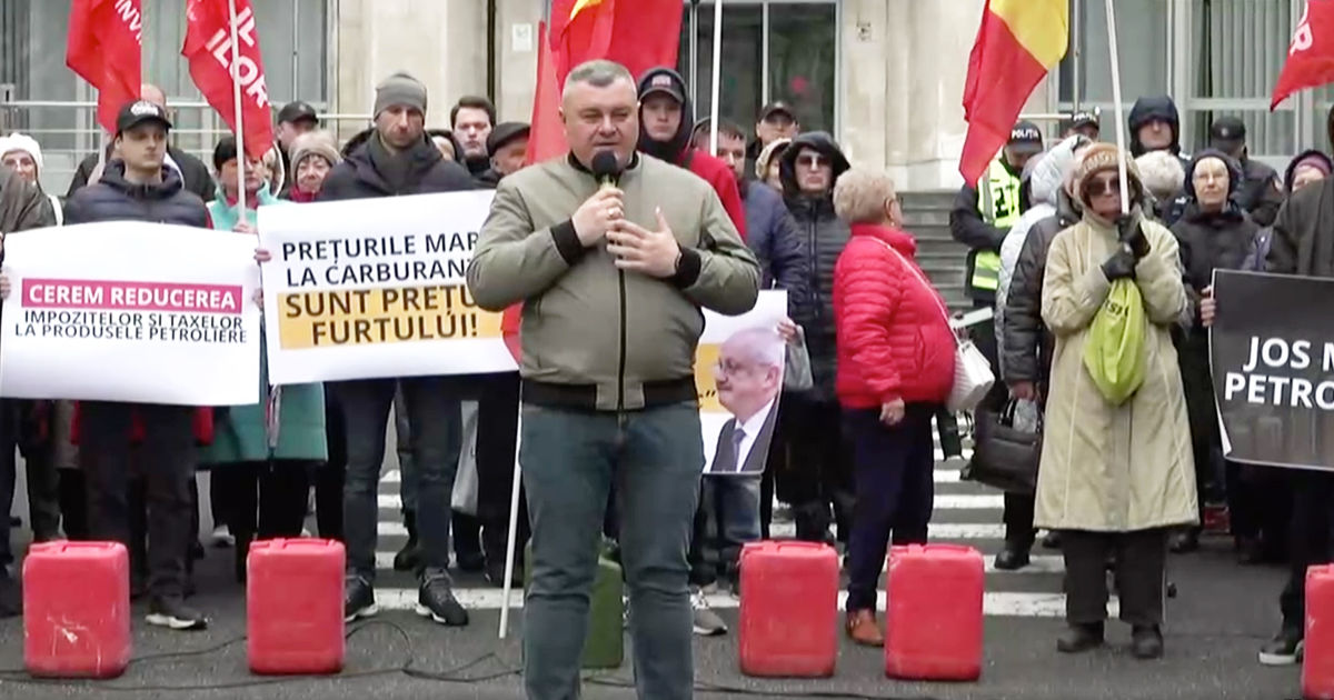 Социалисты потребовали отставки правительства на фоне подорожания топлива.