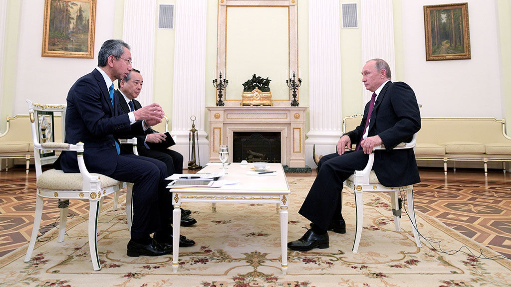 Владимир Путин дает интервью японским СМИ.