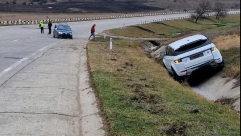 В Яловенском районе произошло ДТП: автомобиль оказался в кювете.