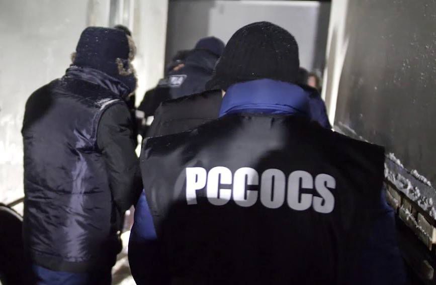 Прокуроры ПБОПОД и офицеры полиции задержали подозреваемого в квартире в Кишиневе. Фото: facebook.com/Procuratura pentru Combaterea Criminalităţii Organizate şi Cauze Speciale.