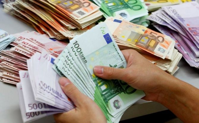 O româncă ar fi primit 100.000 euro de la bătrânul pe care-l îngrijea. Foto: iltempo.it