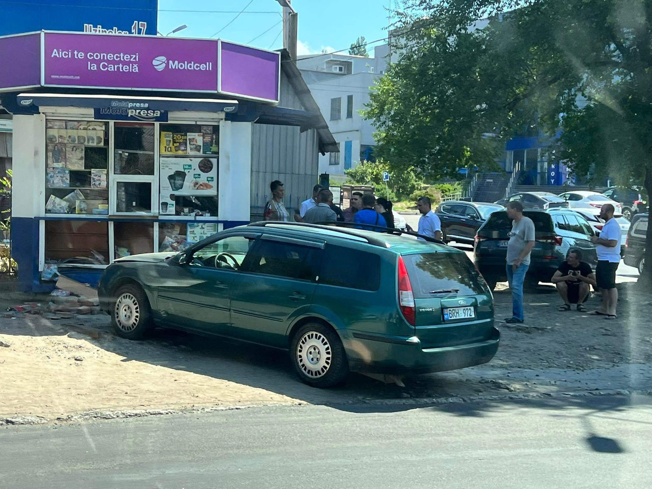 В Кишиневе произошло ДТП: автомобиль "влетел" в газетный киоск.