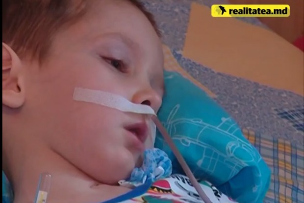 Totuşi, mama copilului susține că șoferul este în libertate și continuă să conducă cu viteză excesivă pe străzile orașului.
