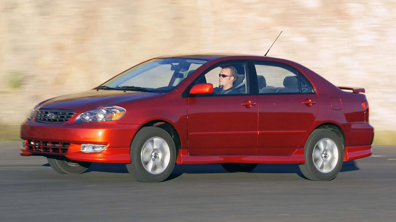 Toyota запретила ездить на 20-летних Corolla из-за риска взрыва подушек.