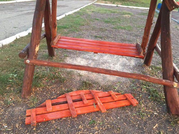 Unii fac, alții strică. Parcul din orașul Căușeni a fost vandalizat. Foto: unimedia.info
