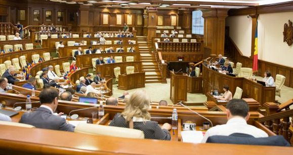 Парламент принял поправки в бюджет.