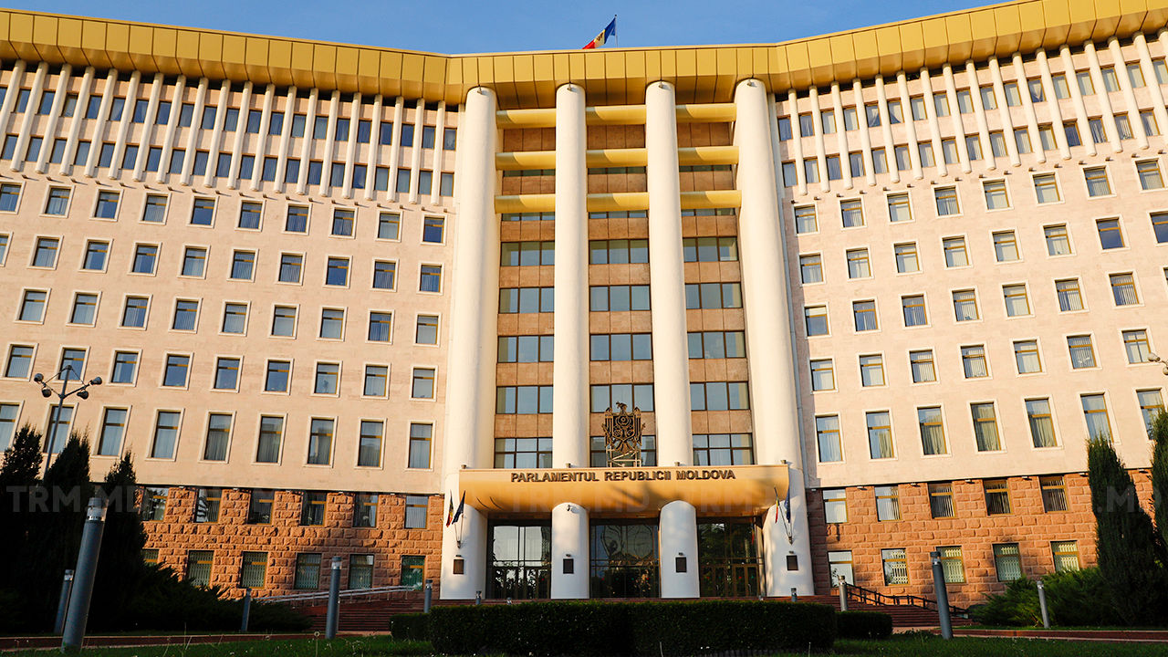 Здание парламента искажает баланс: реконструировано, но не сдано в эксплуатацию.