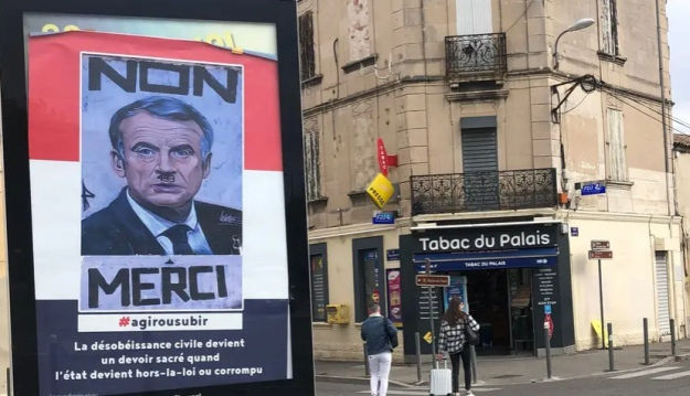 Во французском городе массово появились плакаты с "Макроном-Гитлером".