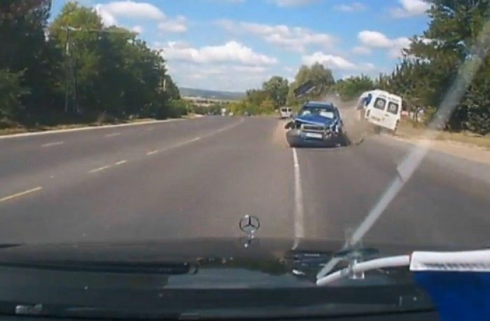 Momentul in care Land Rover-ul loveste frontal microbuzul in care se aflau 18 pasageri.