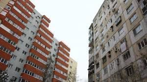 Timp de paroape o oră, bărbatul a ţinut în suspans angajaţii serviciilor speciale şi oamenii care s-au adunat în jur. Foto: b365.ro