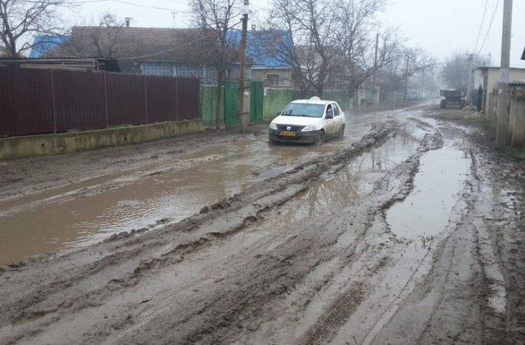 Качество дорог в стране неуклонно снижается, а дороги в селах ремонтируются перед выборами поверхностно и спешно.