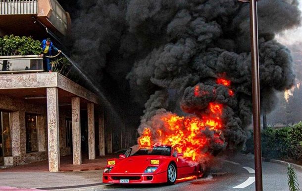 В Монако мужчина с балкона тушил горящую Ferrari.