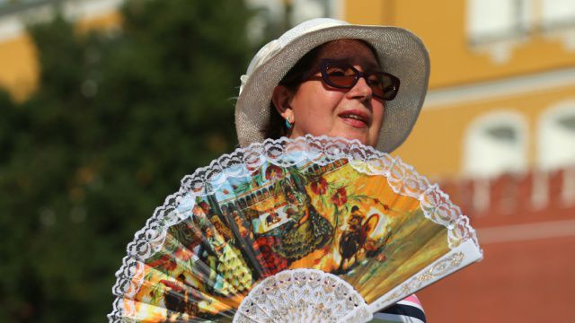 Представители Гидрометеослужбы говорят, что со вторника жара начнёт спадать.