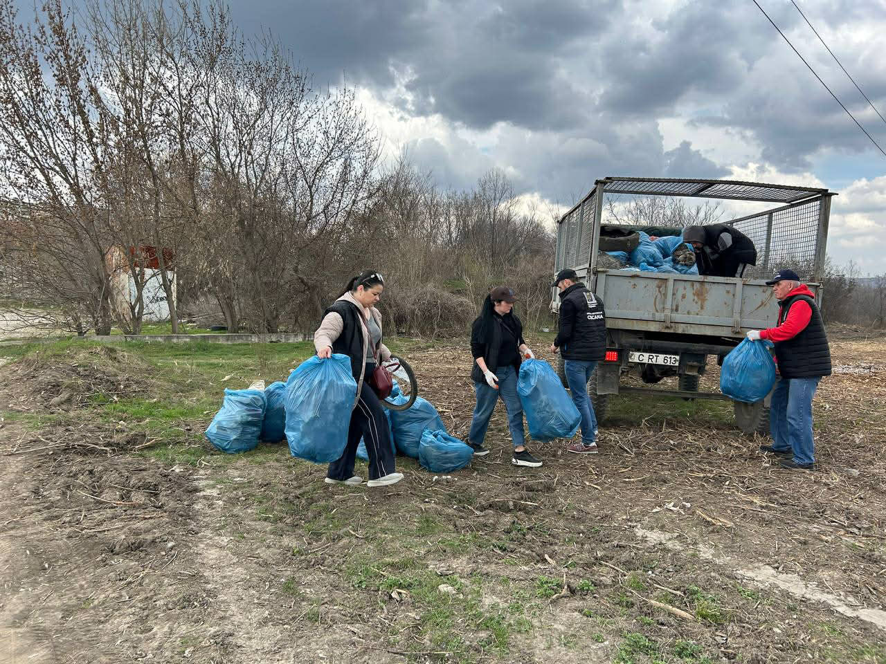 Peste 300 de camioane cu deșeuri, evacuate din Chișinău într-o săptămână.
