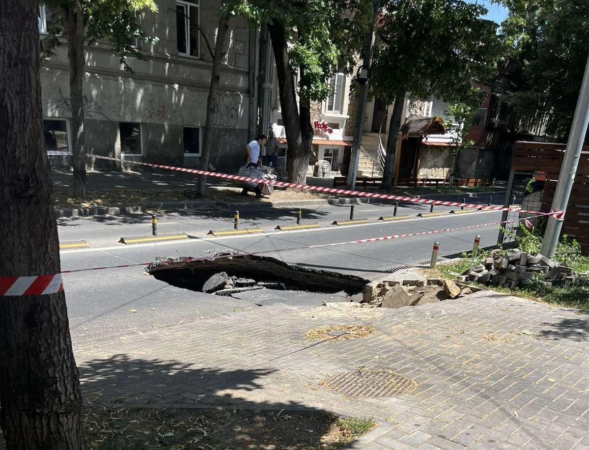 Прорыв водопровода на ул. 31 августа: асфальт провалился, жители остались без воды.