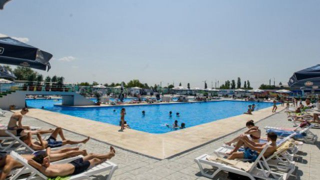 Toamna caldă scoate oamenii la piscină. Foto: adevarul.ro