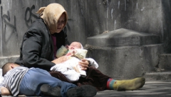 Sunt născuţi sclavi ai propriilor părinţi şi riscă să crească având un singur model de viaţă şi de trai: cerşetoria.