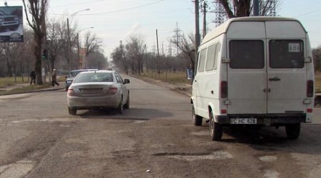 Спустя полгода после завершения ремонтных работ, асфальт на проезжих частях начинает расползаться.