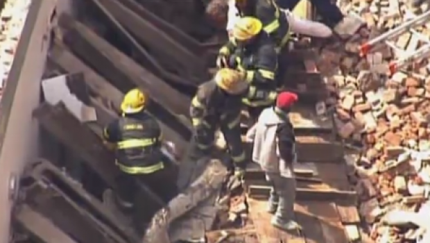 Clădirea care s-a prăbuşit avea patru etaje, iar accidentul a avut loc în timpul demolării.
