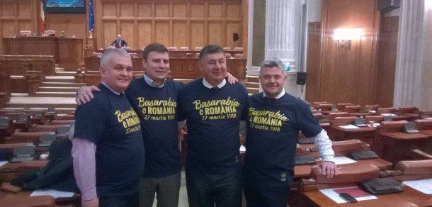 Parlamentarii au recurs la acest gest pentru a marca împlinirea a 97 de ani de la Unirea Basarabiei cu România. Foto: acțiunea 2012