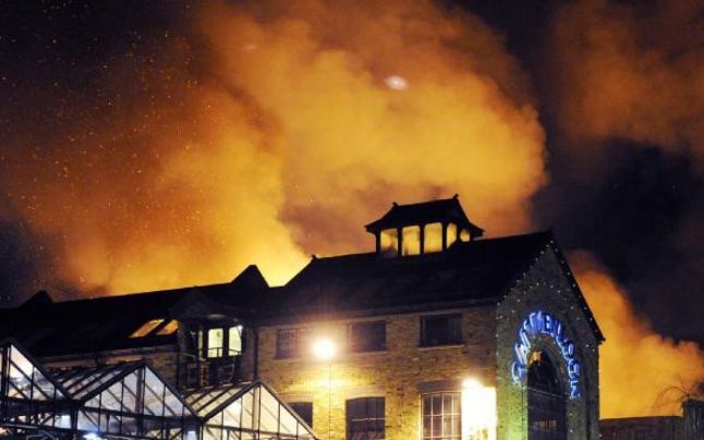Londra: 70 de pompieri luptă cu incendiul de la una dintre atracţiile turistice. Foto: adevarul.ro