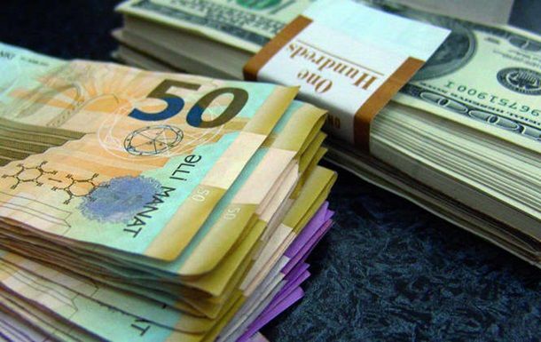 Отныне валюту обменять в Азербайджане можно только в отделениях банков.