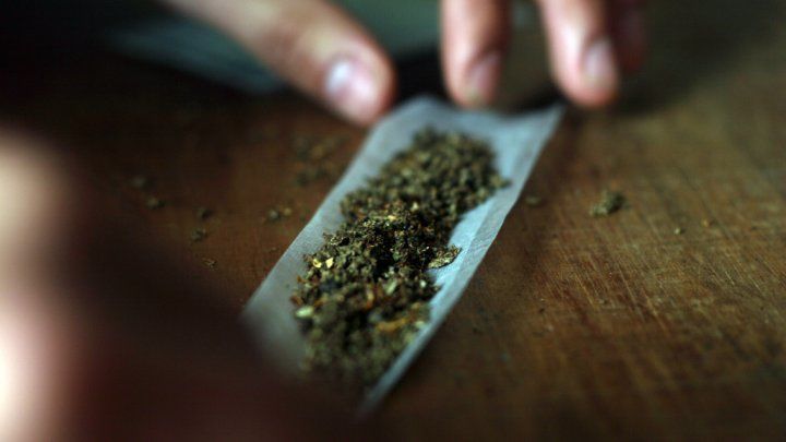 Tineri prinși de poliție în timp ce se drogau într-un garaj din Bălți