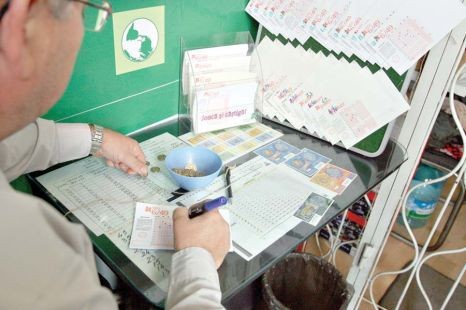 Biletul câştigător, prin care necunoscutul posesor a câştigat 4,7 milioane de euro, a fost găsit într-un birou al Loteriei din oraşul spaniol Coruna şi predat autorităţilor.