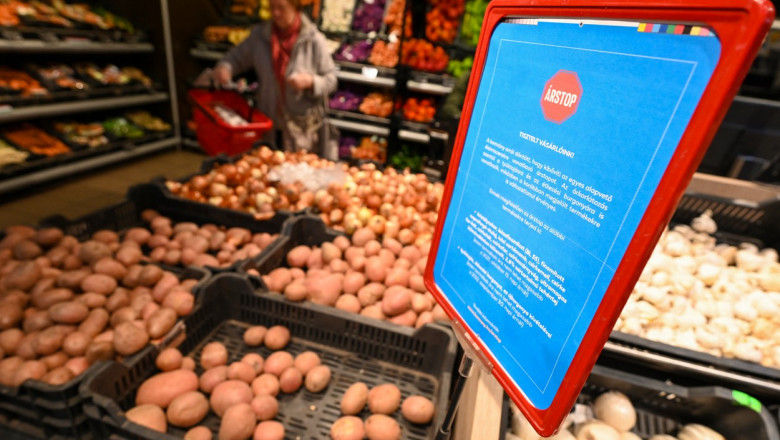 Венгрия обяжет ритейлеров снизить цены на продукты, чтобы замедлить инфляцию.