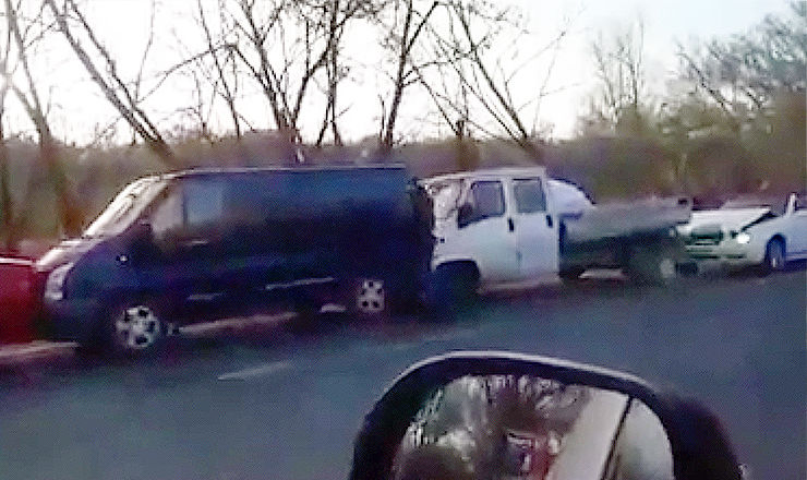  В результате столкновения машины оказались серьезно повреждены.