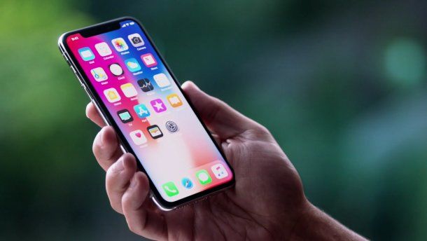 Лидером стал iPhone X американской корпорации Apple с батареей емкостью 2716 мАч.