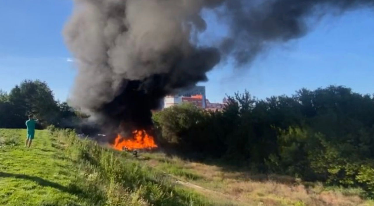 Incendiu puternic în Capitală: Mai multe țevi de plastic au luat foc.