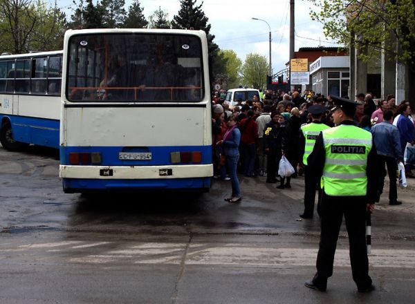 Люди говорят, что им приходится подолгу ждать своей очереди.