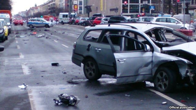 В результате взрыва автомобиля Volkswagen Passat в немецкой столице погиб один человек.