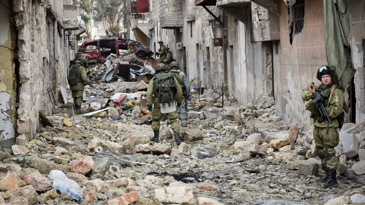 Российские военные заявили, что нашли в городе Дума лабораторию боевиков, где производилось химоружие.