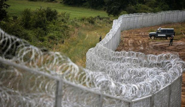 Autorităţile ungare au montat mai multe dispozitive pe gardul care desparte Ungaria de Serbia. 
