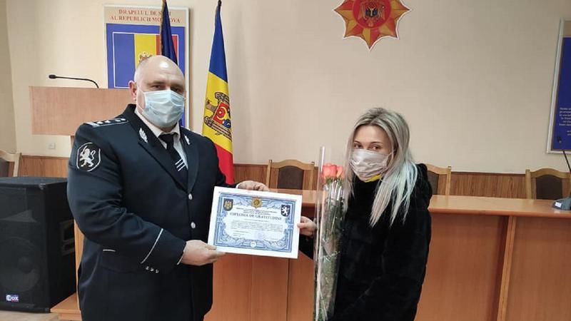 В знак благодарности Инспекторат полиции Ниспорен вручил девушки грамоту.