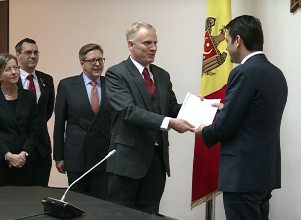 Documentul adus astazi de oficialii straini la guvern contine in total 30 de recomandari.