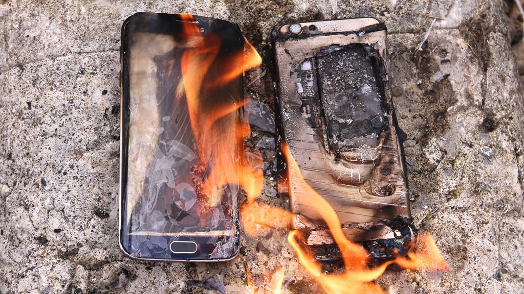 A adormit cu telefonul lângă el și era să moară. Foto: playtech.ro