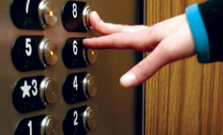 Demnitarii au rămas blocaţi în lift, din cauza unei defecţiuni tehnice.